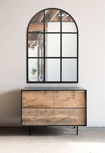 Speil med svart ramme i jern. 125 x 85 cm